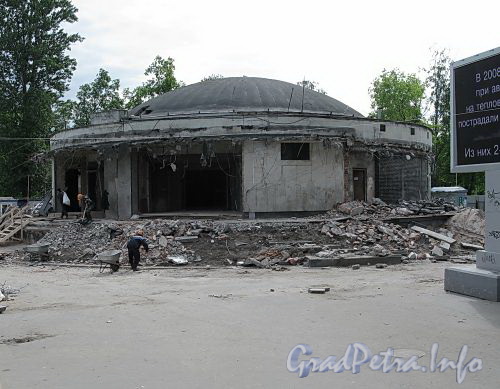 Станция метро «Горьковская». Демонтаж старого  наземного павильного. Фото июнь 2009 г.