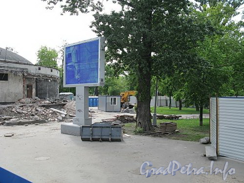 Станция метро «Горьковская». Демонтаж старого наземного павильного. Фото июнь 2009 г.