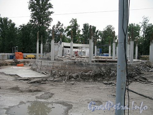 Станция метро «Горьковская». Строительство нового наземного павильона. Фото июль 2009 г.