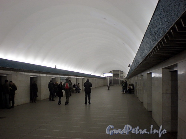 Станция метро «Василеостровская». Перронный зал. Фото январь 2010 г.