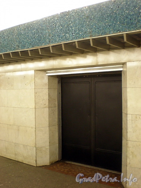 Станция метро «Василеостровская». Перронный зал. Проем двери. Фото январь 2010 г.