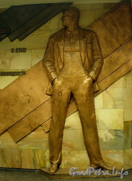 Станция метро «Маяковская». Художественная композиция, посвящённая В. В. Маяковскому, на пилоне вестибюля перед входом в эскалаторный зал. Фото январь 2010 г.