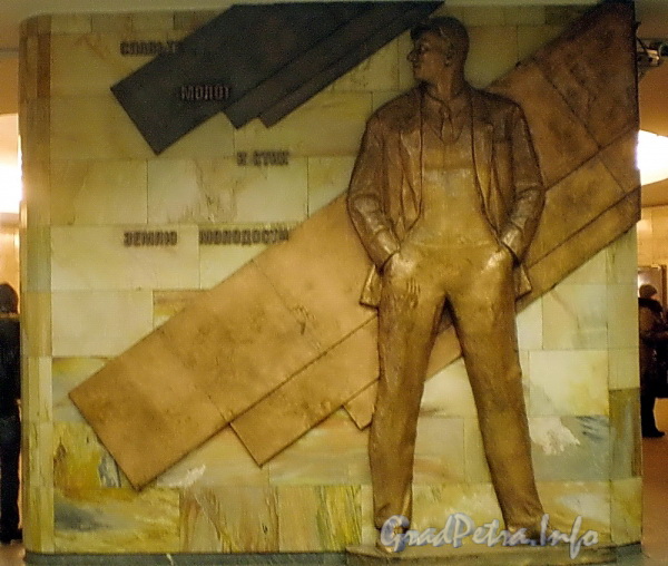Станция метро «Маяковская». Художественная композиция, посвящённая В. В. Маяковскому, на пилоне вестибюля перед входом в эскалаторный зал. Фото январь 2010 г.