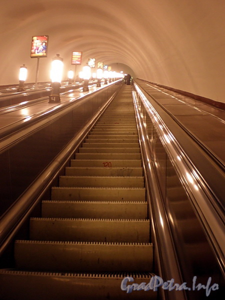 Станция метро «Фрунзенская». Наклонный ход. Фото февраль 2010 г.