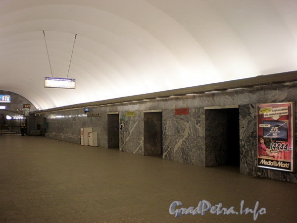 Станция метро «Московская». Перронный зал. Фото декабрь 2009 г.