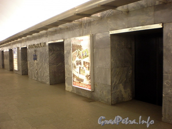 Станция метро «Московская». Ниши дверей в перронном зале. Фото декабрь 2009 г.