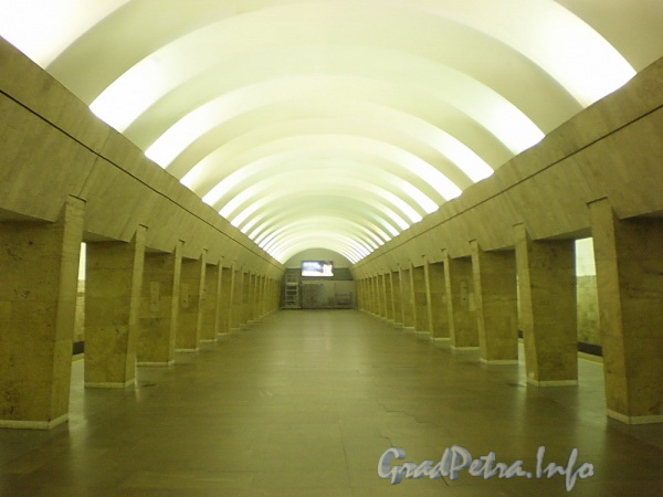 Станция метро «Выборгская». Перронный зал. Фото декабрь 2009 г.