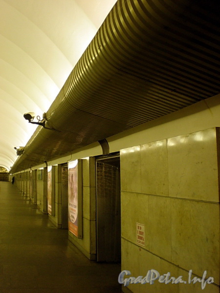 Станция метро «Звездная». Перронный зал. Фото март 2010 г.