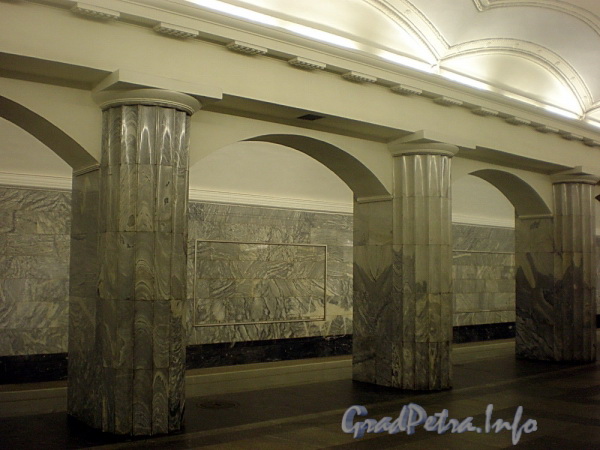 Станция метро «Балтийская». Перронный зал. Опоры сводов декорированы полуколоннами. Фото февраль 2010 г.