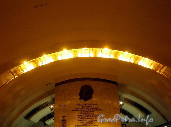 Станция метро «Удельная». Лампы освещения подземного зала. Фото декабрь 2009 г.
