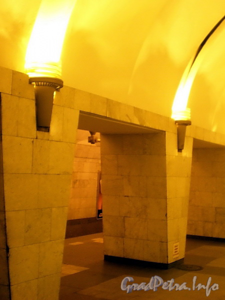 Станция метро «Проспект Просвещения». Светильники подземного зала. Фото декабрь 2009 г.