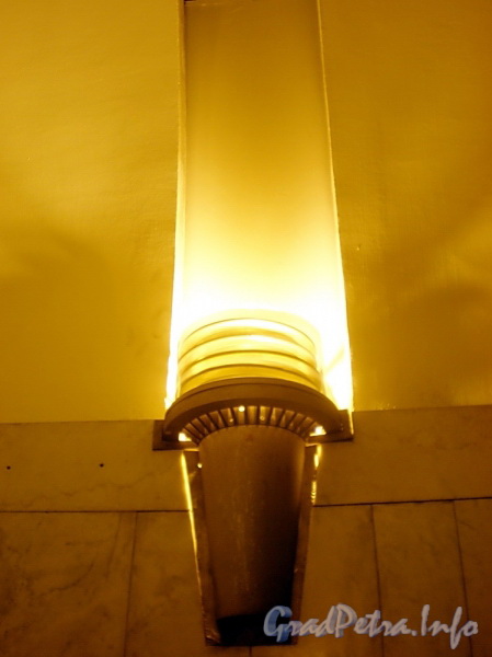 Станция метро «Проспект Просвещения». Подземный зал. Светильник в форме факела. Фото декабрь 2009 г.