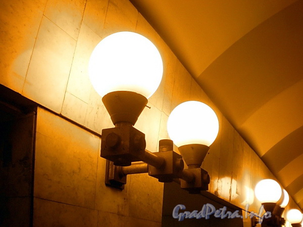 Станция метро «Проспект Просвещения». Подземный вестибюль. Шарообразные светильники со стороны боковых залов. Фото декабрь 2009 г.