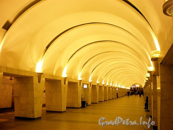 Станция метро «Проспект Просвещения». Подземный зал. Фото декабрь 2009 г.