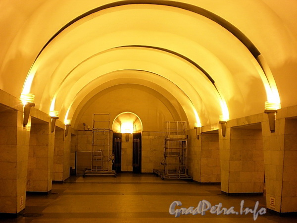 Станция метро «Проспект Просвещения». Подземный зал. Фото декабрь 2009 г.