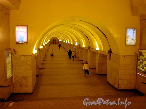 Станция метро «Проспект Просвещения». Подземный зал. Фото январь 2010 г.