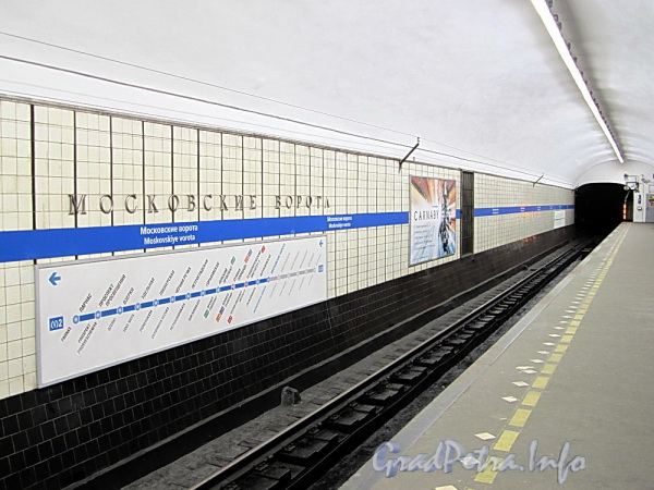 Станция метро «Московские ворота». Платформа и путевая стена. Фото октябрь 2011 г.