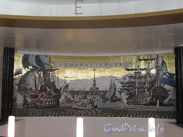 Станция метро «Адмиралтейская». Мозаика «Адмиралтейство» над эскалаторами. Фото 29 декабря 2011 г.