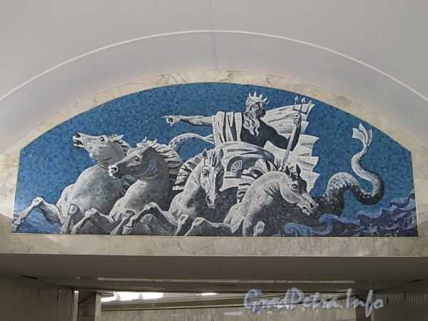 Станция метро «Адмиралтейская». Мозаика «Нептун» в переходе между эскалаторами. Фото 29 декабря 2011 г.
