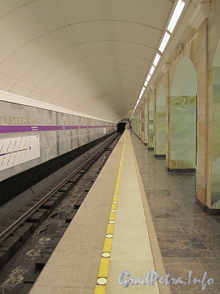 Станция метро «Адмиралтейская». Перрон. Фото 29 декабря 2011 г.
