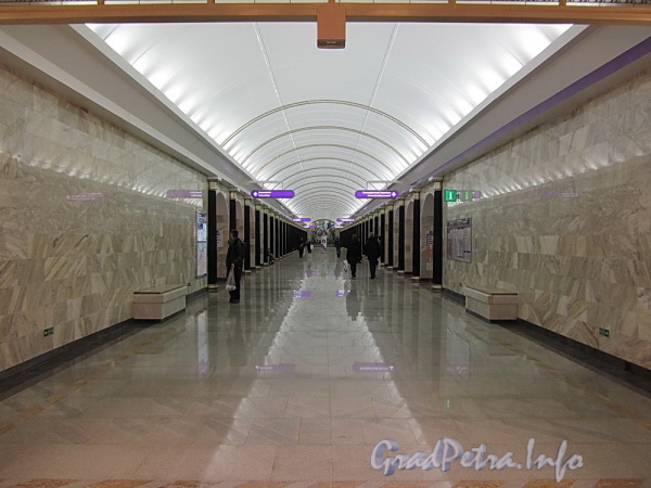 Станция метро «Адмиралтейская». Центральный зал подземного вестибюля, вид от эскалаторов. Фото 29 декабря 2011 г.