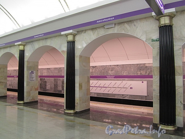 Станция метро «Адмиралтейская». Арки с полуколоннами, разделяющие центральный зал подземного вестибюля и перрон. Фото 29 декабря 2011 г.