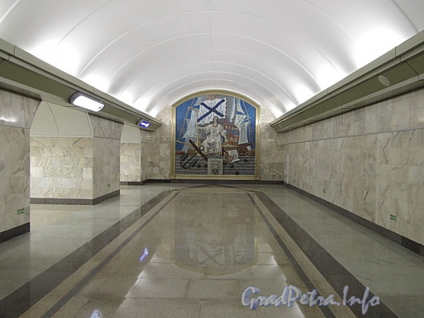Станция метро «Адмиралтейская». Мозаичное панно «Слава Российскому флоту» в торце перехода между эскалаторами. Фото 29 декабря 2011 г.