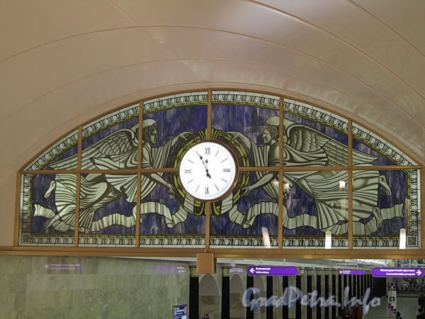 Станция метро «Адмиралтейская». Часы, вид с эскалатора. Фото 29 декабря 2011 г.