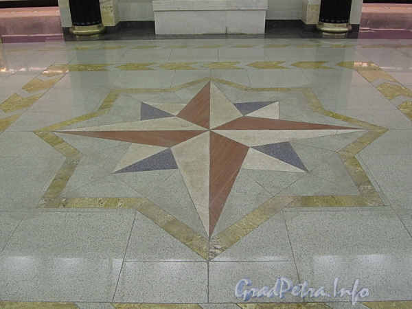 Станция метро «Адмиралтейская». Подземный вестибюль. Роза ветров на полу зала. Фото 29 декабря 2011 г.