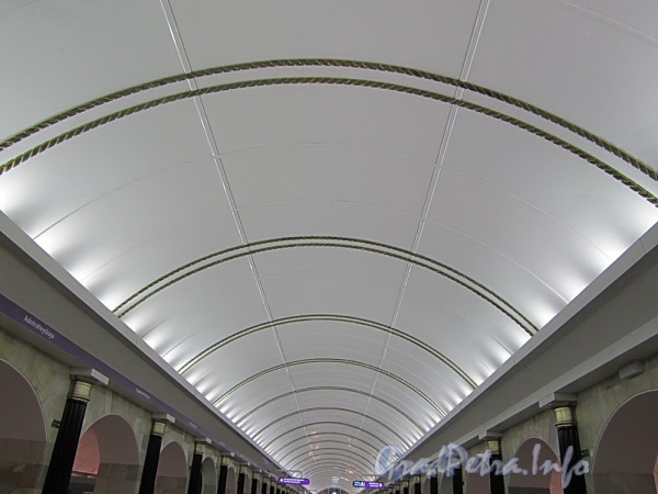 Станция метро «Адмиралтейская». Потолок подземного зала. Фото 29 декабря 2011 г.