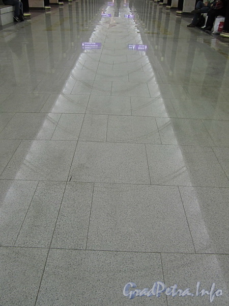 Станция метро «Адмиралтейская». Пол подземного зала. Фото 29 декабря 2011 г.