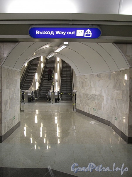 Станция метро «Адмиралтейская». Шлюз между переходом и входом на главный (большой) эскалатор. Вид из перехода. Фото 29 декабря 2011 г.