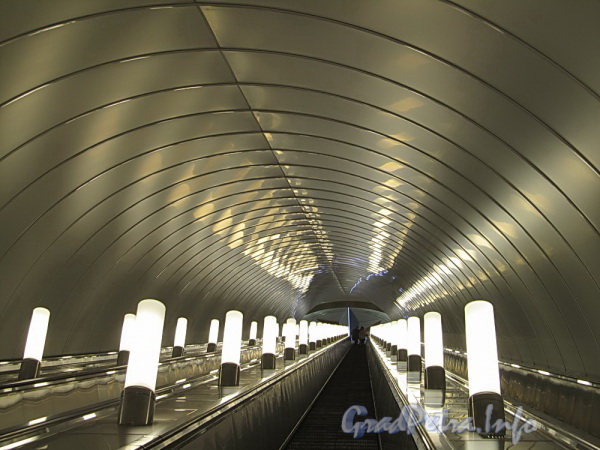 Станция метро «Адмиралтейская». Экалатор. Фото 29 декабря 2011 г.