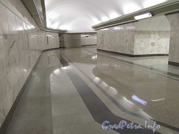 Станция метро «Адмиралтейская». Переход между эскалаторами. Вид от мозаичного панно «Слава Российскому флоту». Фото 29 декабря 2011 г.