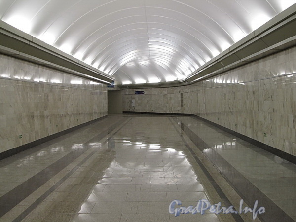 Станция метро «Адмиралтейская». Переход между эскалаторами. Фото 29 декабря 2011 г.