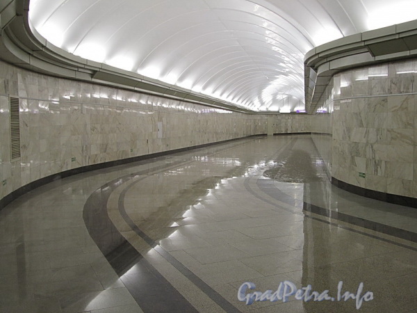 Станция метро «Адмиралтейская». Переход между эскалаторами. Фото 29 декабря 2011 г.