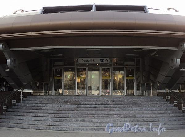 Новый наземный павильон станции метро «Горьковская». Фото апрель 2011 г.