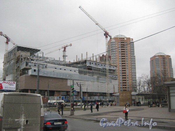 Строительство многофункционального комплекса «Международный», совмещенного с наземным вестибюлем станции метро «Международная». Фото март 2012 г.
