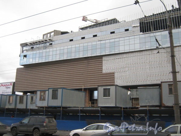Строительство многофункционального комплекса «Международный», совмещенного с наземным вестибюлем станции метро «Международная».  Фото март 2012 г.