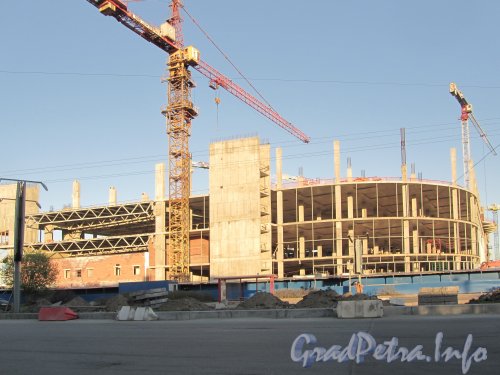 Бухарестская улица, дом 30. Строительство торгового центра «Континент», включающего станцию метро «Бухарестская». Фото май 2012 года.