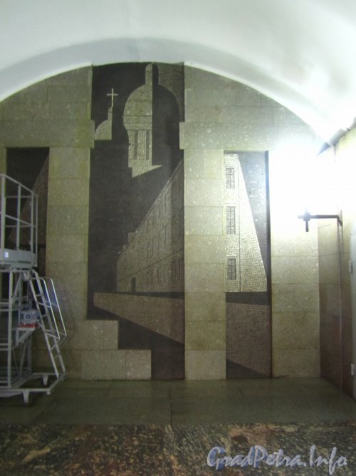 Метро «Достоевская». Панно в торце подземного зала станции метро. Фото июль 2012 года.