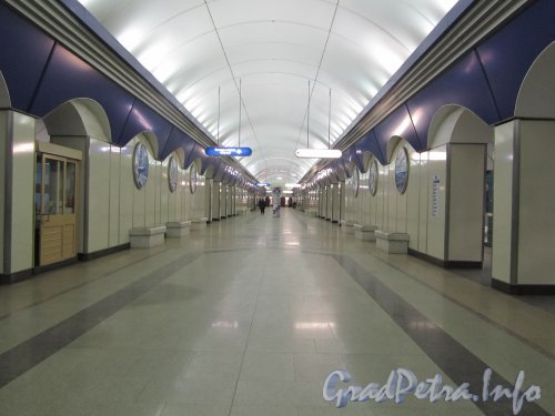 Станция метро «Комендантский проспект». Общий вид подземного зала. Фото апрель 2012 года.