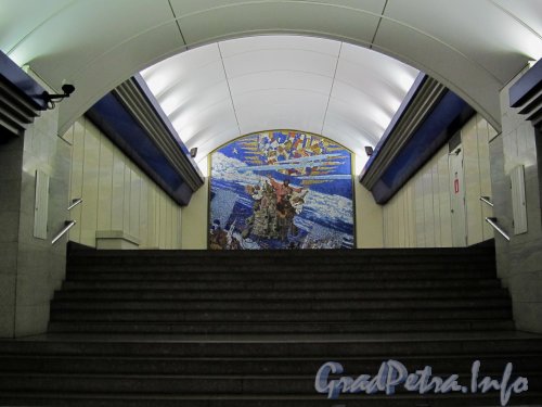 Станция метро «Комендантский проспект». Лестница в торце подземного зала. Фото апрель 2012 года.