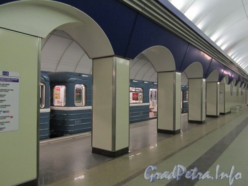 Станция метро «Комендантский проспект». Арочная стена между перронным залом и центральным подземным залом. Фото апрель 2012 года.