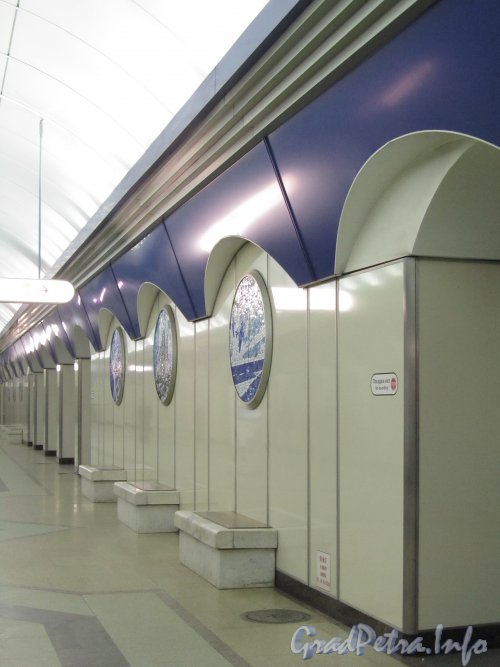 Станция метро «Комендантский проспект». Места отдыха в центральном подземном зале. Фото апрель 2012 года.
