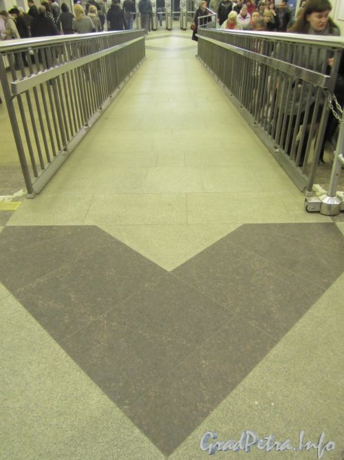 Станция метро «Комендантский проспект». Оформление пандуса. Фото апрель 2012 года.