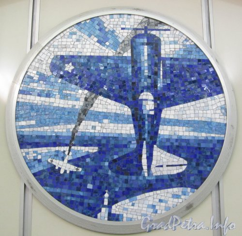 Станция метро «Комендантский проспект». Мозаичный медальон из серии «Воздушный бой в небе Ленинграда». Фото апрель 2012 года.