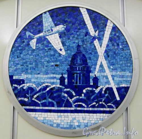 Станция метро «Комендантский проспект». Мозаичный медальон из серии «Воздушный бой в небе Ленинграда». Фото апрель 2012 года.