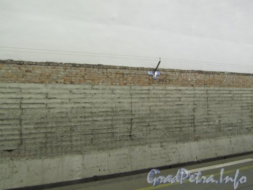 Станция метро «Сенная». Замена облицовки стены перронного зала станции метро «Сенная». Фото апрель 2012 года.