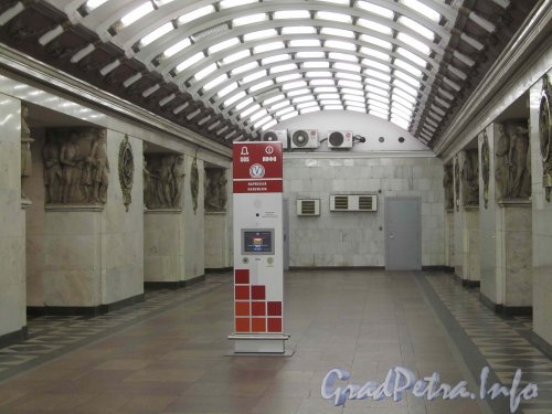 Станция метро «Нарвская». Торец центрального подземного зала. Фото февраль 2012 года.